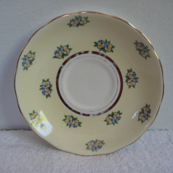 Colclough buttercream and dainty floral scalloped china teacup and saucer - Picture 2 of 4